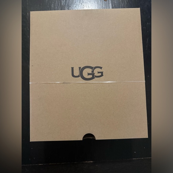 Ugg ultra mini platform new in box - Picture 2 of 6